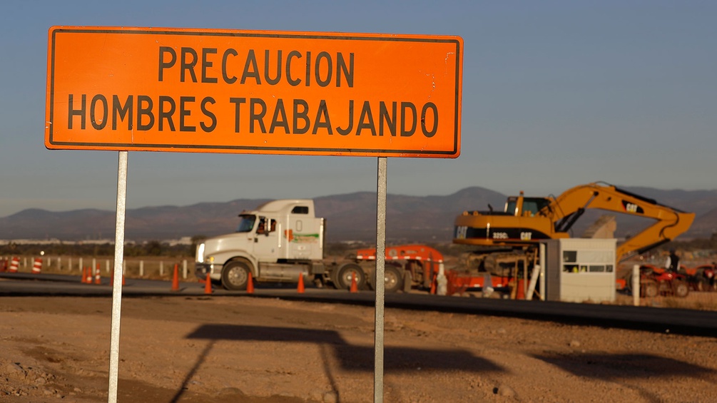 Spanisches Schild vor einer Ford-Baustelle in San Luis Potosi, Mexiko