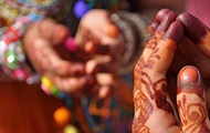 Bemalte Frauenhände in Karachi