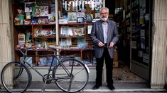 Ein iranischer Armenier vor seinem Buchgeschäft