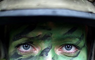 Augen einer Soldatin in Camouflage