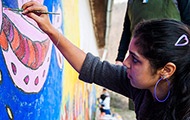Roma-Mädchen beim Malen