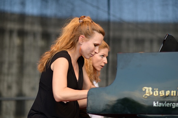 Zwei Frauen am Klavier