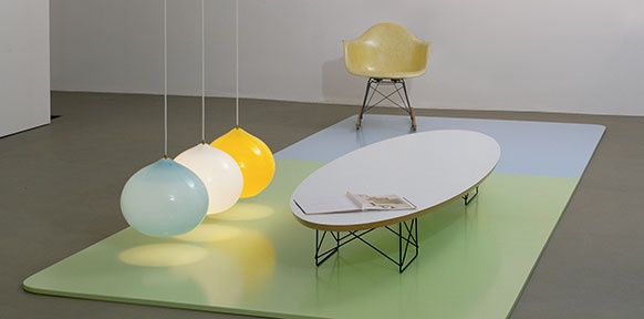 Sessel, Ballone, Ausstellungsansicht