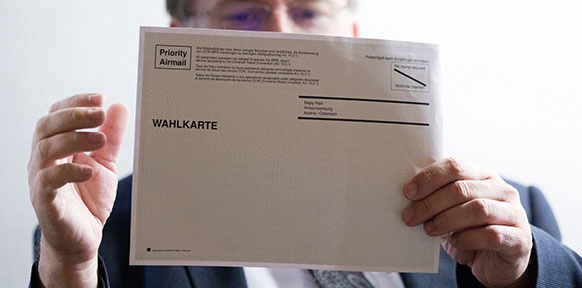 Wahlleiter Robert Stein mit Wahlkarte