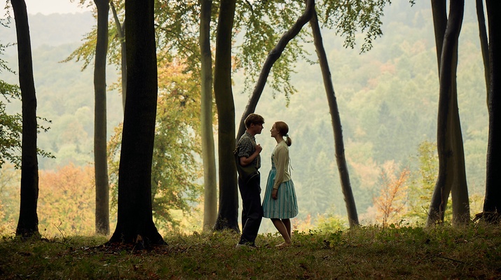  Download  Florence (Saoirse Ronan) und Edward (Billy Howle) malen sich bei einem Waldspaziergang ihre gemeinsame Zukunft aus