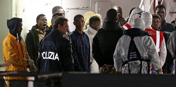 Flüchtlinge auf einem Schiff der italienischen Küstenwache