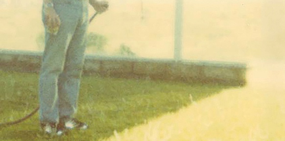 Ein Mann in Jeans steht auf dem Rasen