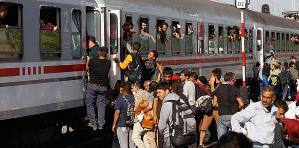 Flüchtlinge versuchen  in Tovarnik, Kroatien einen Zug zu besteigen.