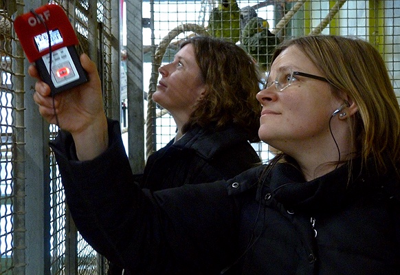 Susanna Niedermayr und Iris Baldinger versuchen die Papageien in ein Gespräch zu verwickeln.