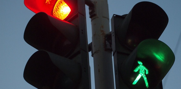 Ampel mit roten und grünen Signalen
