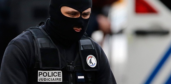 Ein französicher Polizist mit Maske
