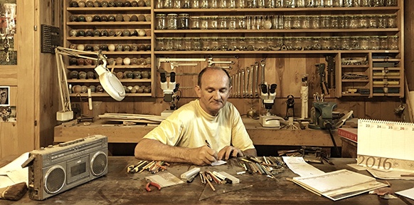 Willy Puchner Ein Handwerker an seiner Werkbank