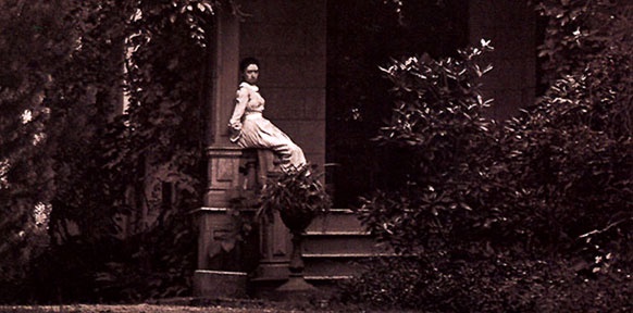 Altes Bild einer Frau im Garten, Ausschnitt des Buchcovers