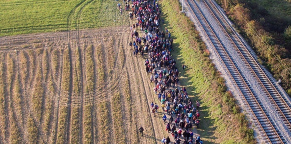 Flüchtlingsstrom neben den Bahngleisen in Slowenien