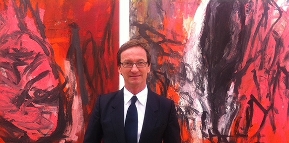 Galerist Thaddäus Ropac, rotes Bild im Hintergrund
