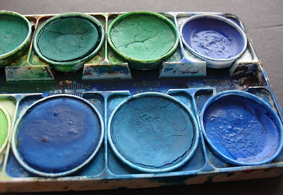 Grüne und blaue Farben in einem Malkasten