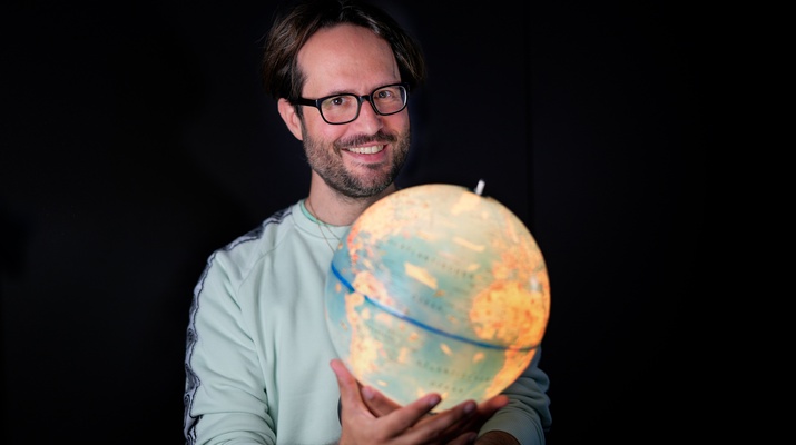 Stefan Niederwieser mit einem Globus