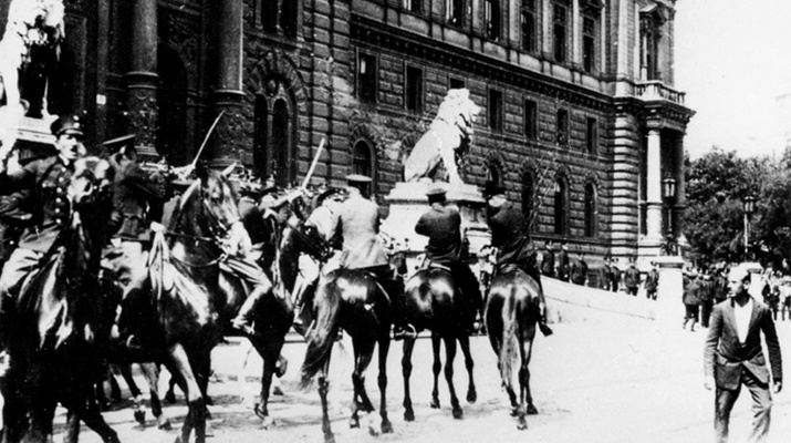 Berittene Polizei vor dem Justizpalast, 15. Juli 1927