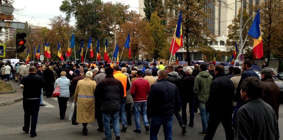 Demonstranten mit moldawischen Flaggen