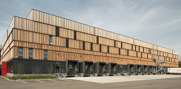 Modernes Wirtschaftsgebäude aus Holz