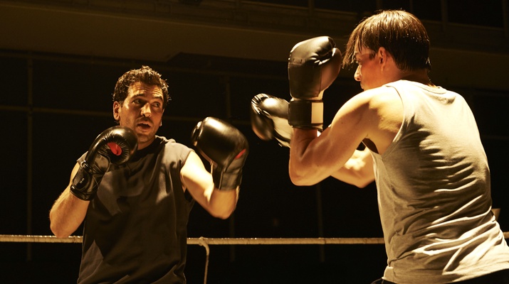 Caspar Leinen (Elyas M'Barek) sucht im Boxkampf mit seinem Freund Aicke (Hannes Wegener) den sportlichen Ausgleich zum schwierigen Kriminalfall. 