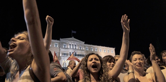 Jubelnde Menschen vor dem Athener Parlament
