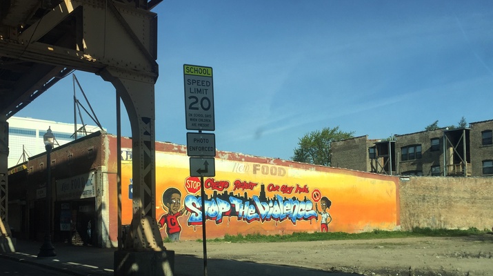 Wand mit Graffiti: "Stop the Violence"