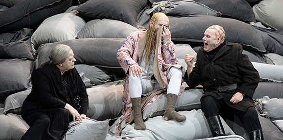 Kirsten Dene als "Matrjona", Johannes Krisch als "Petr" und Ignaz Kirchner (l.) als "Akim"