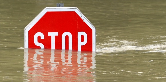 Überschwemmte Stopp-Tafel
