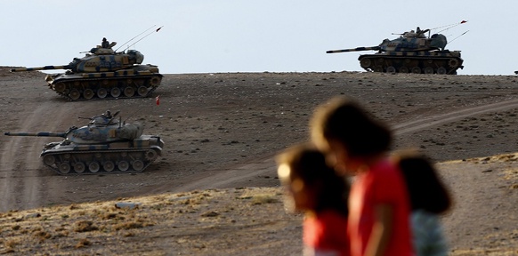 Türkische Panzer vor syrischen Flüchtlingen