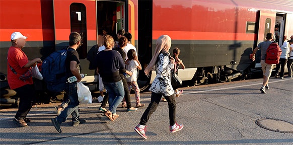 Flüchtlinge laufen zum Zug