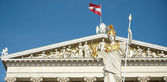 Dach des Parlaments mit Österreichfahne