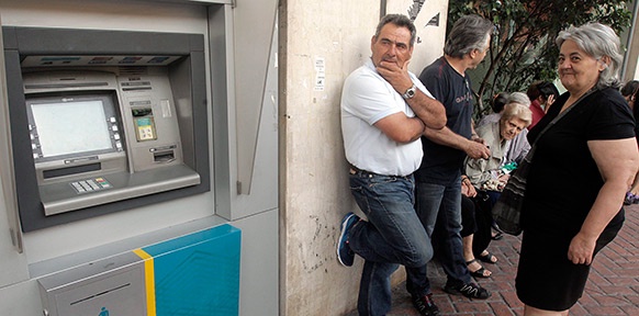 Griechen vor Bankomaten