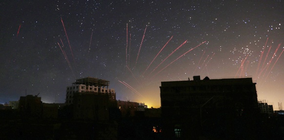 Flugabwehr über dem nächtlichen Himmel von Sana'a