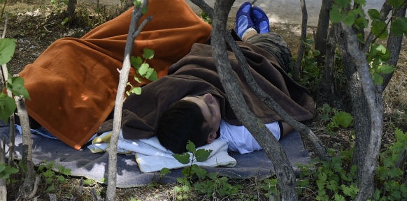 Ein Flüchtling in Traiskirchen, der im Freien schläft