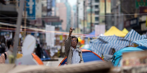 Mann fotografiert in Hong Kong