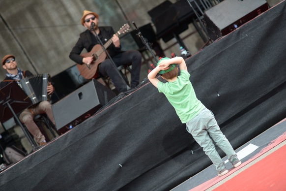 Kind tanzt vor einer Bühne