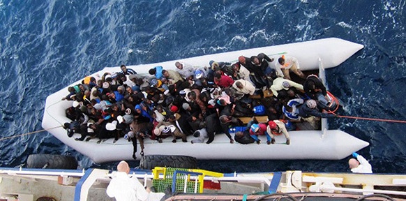 Gerettete Flüchtlinge in einem Beiboot