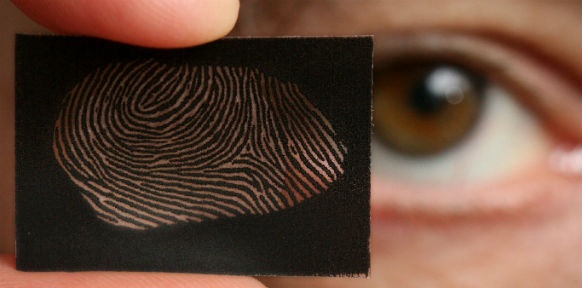 Eine Folie mit dem Abbild eines Fingerabdruckes