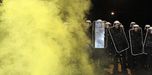 Polizei in gelbem Rauch