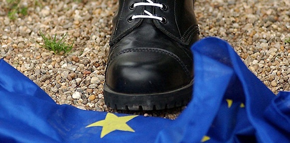 Springerstiefel und EU-Fahne