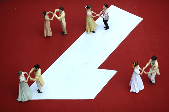 Tänzer/innen auf rotem Teppich mit einer großen "Eins"
