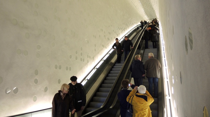 Personen auf Rolltreppe Elbphilharmonie