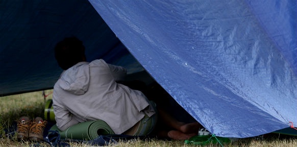 Ein Flüchtling in Traiskirchen, der im Freien schläft
