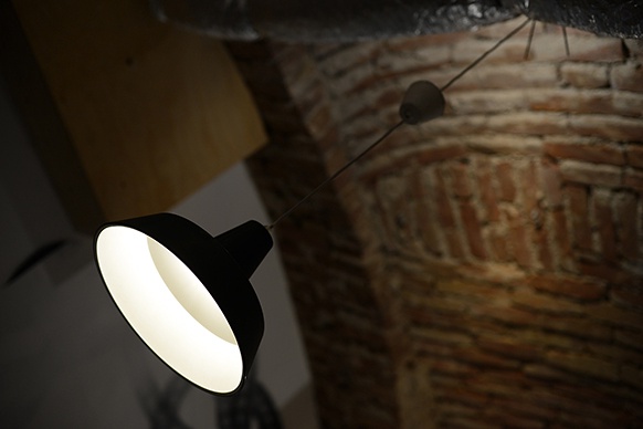 Kellergewölbe mit Lampe