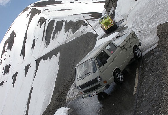VW-Bus in Schnee und Eis