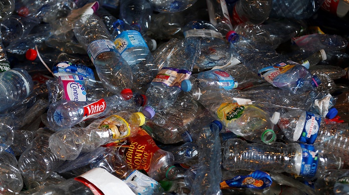 Eine Müllhalde voll Plastikflaschen