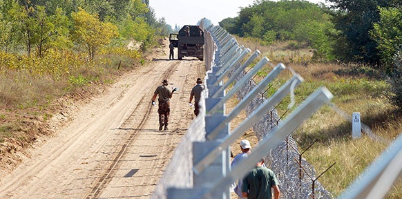 Stacheldrahtzaun an der ungarischen Grenze