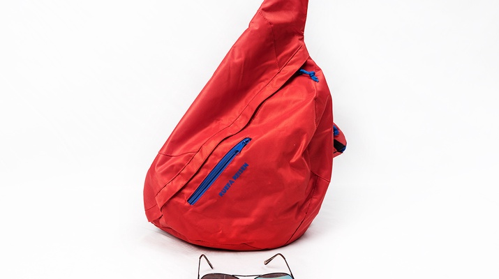HELMUT WIMMER Roter Rucksack mit Brille