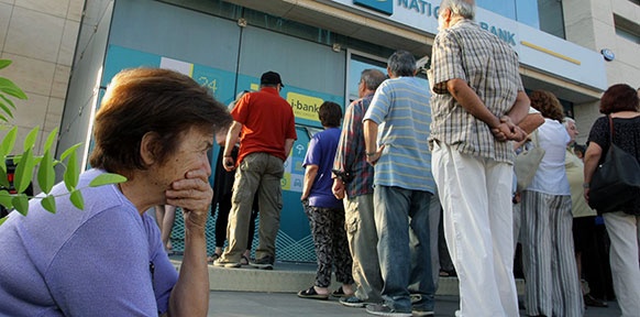 Menschen in Griechenland vor einem Geldautomaten